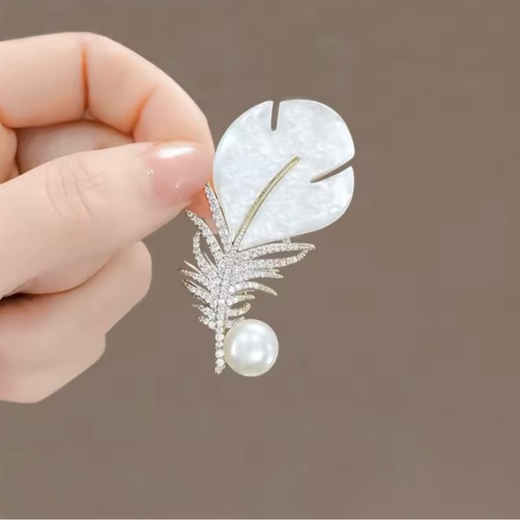 Crystal Feather Brooch - Picture 1 of 5